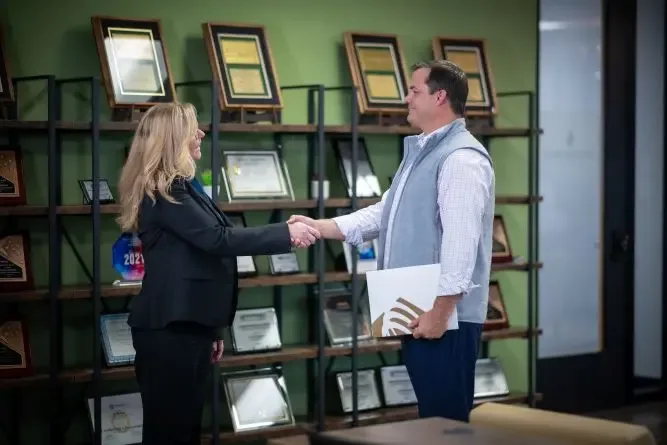 Transworld Franchise Business Advisors shaking hands.