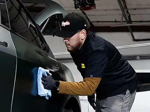 ShowCar Franchise Detailing a Car