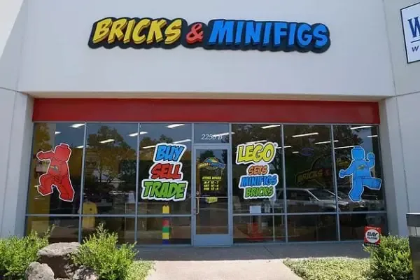 Bricks & Minifigs